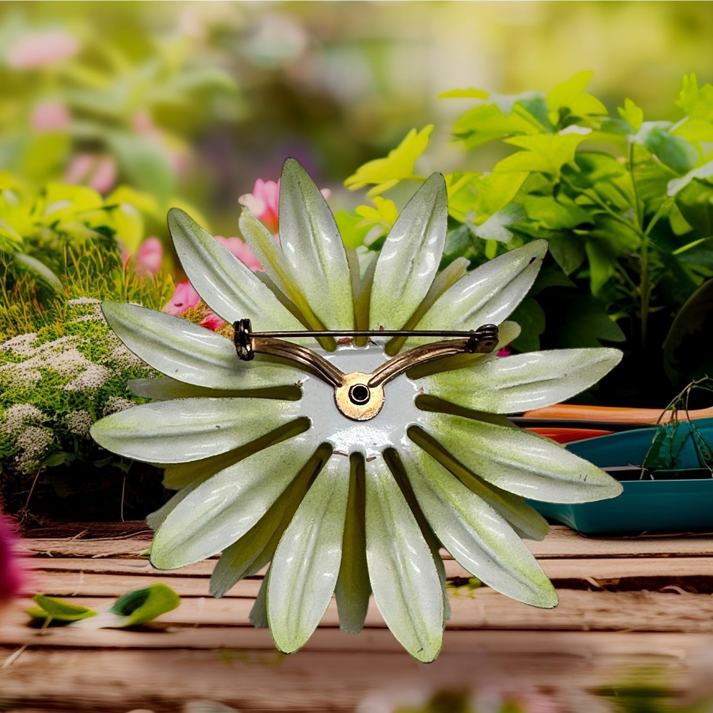 Vintage Womens Enamel Daisy Flower Pin Brooch