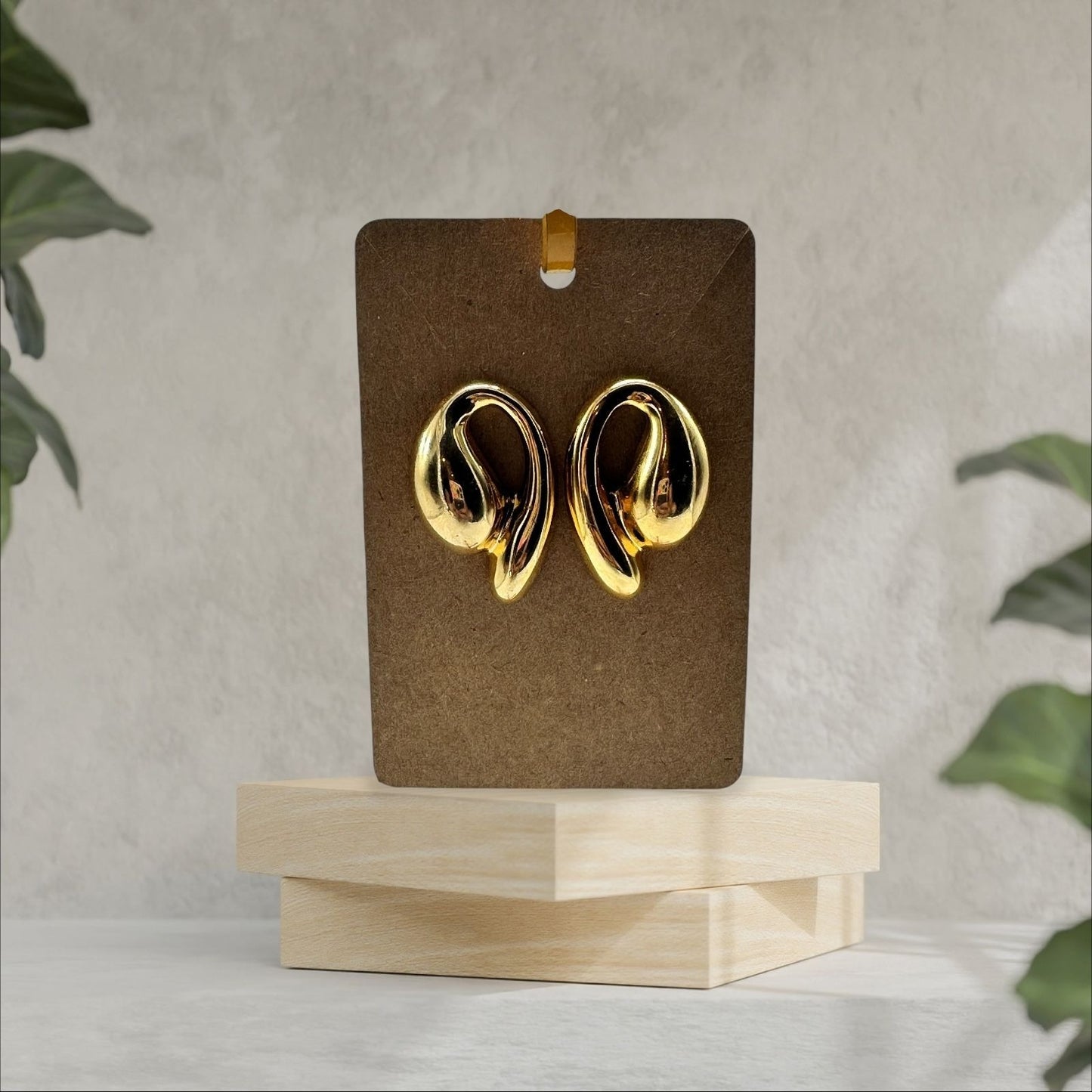 Vintage Womens Gold-Tone Earrings Retro